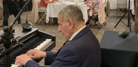 Roger Alier tocando el piano en el 7 Portes