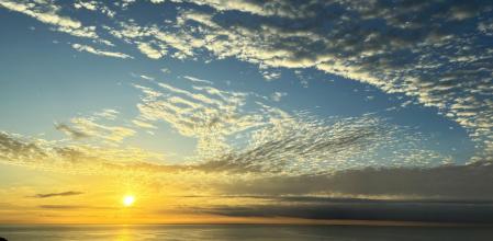 Cielo de borreguitos en la costa de Badalona.