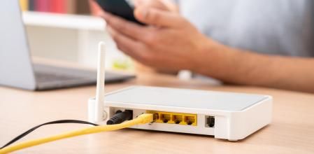 Un router sobre una mesa.