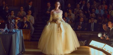 Gran parte del mérito de 'The New Look' se lo llevan el departamento de diseño de vestuario