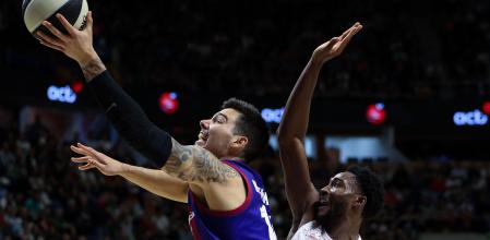MÁLAGA, 16/02/2024.- El pívot del Barça Willy Hernangómez (i) supera a Selom Mawugbe, de BAXI Manresa, durante el tercer partido de cuartos de final de la Copa del Rey que enfrenta a Barça y BAXI Manresa, este viernes en el Palacio de los Deportes José María Martín Carpena, en Málaga. EFE/Daniel Pérez