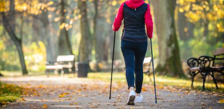 La intensidad de la marcha nórdica puede adaptarse a las capacidades de cada persona.