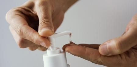 Una persona usando gel hidroalcohólico.