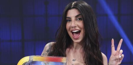 Naiara posa con el trofeo que la acredita como vencedora de la duodécima ganadora de Operación Triunfo