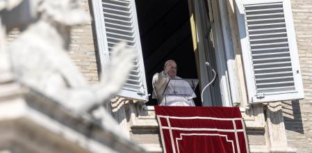 Vatican City (Vatican City State (holy See)), 18/02/2024.- Pope Francis leads the Angelus prayer from his office window overlooking St. Peter's Square at the Vatican, 18 February 2024. Pope Francis on 18 February greeted Italian farmers who came to St Peter's at the Vatican's invitation to urge him to lend his voice to their cause. (Papa) EFE/EPA/MASSIMO PERCOSSI
