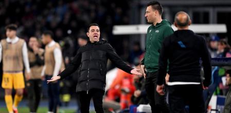NAPLES, ITALY - FEBRUARY 21: Xavi, Head Coach of FC Barcelona, reacts towards Fourth Official, Joey Kooij, during the UEFA Champions League 2023/24 round of 16 first leg match between SSC Napoli and FC Barcelona at Stadio Diego Armando Maradona on February 21, 2024 in Naples, Italy. (Photo by Francesco Pecoraro/Getty Images)