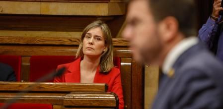 La presidenta de los comunes en el Parlament, Jéssica Albiach, observa al president Pere Aragonès, en un pleno del Parlament