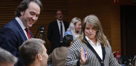 Los diputados de Vox charlan junto a un parlamentario de Compromís antes de iniciarse la comisión de Educación y Cultura.