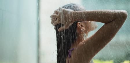 Es mejor lavarse la cara en el fregadero que en la ducha. // <U[CC0]>
