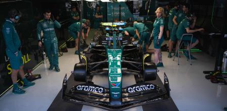 Los ingenieros preparan el monoplaza Aston Martin de Fernando Alonso durante el segundo día de los test de pretemporada de F1 en Bahréin&nbsp;