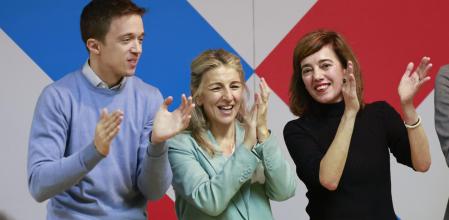 SANTIAGO DE COMPOSTELA, 15/02/2024.- La líder de Sumar, Yolanda Díaz, arropa a la candidata a la Xunta, Marta Lois (d) junto al portavoz en el Congreso, Iñigo Errejón, durante el acto con la juventud, este jueves en Santiago de Compostela EFE/Lavandeira jr