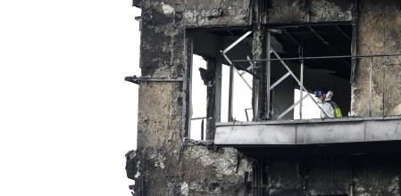 GRAFCVA8601. <U[VALENCIA]>, 23/02/2024.- Un <U[agente]> de la Policía Científica inspecciona una <U[vivienda]> del <U[edificio incendiado]> en el <U[barrio]> de Campanario de València. La <U[cifra]> de <U[víctimas mortales]> en el incendio se eleva en 10 <U[tras]> la primera <U[inspección]> ocular que han <U[hecho]> en el interior de laso <U[instalaciones]> los <U[bomberos y]> la Policía Científica. EFE/Miguel Ángel Polo
