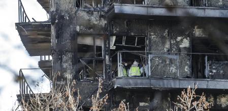 Agentes de la policía científica, este sábado en el edificio incendiado