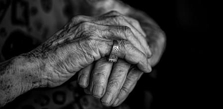 La fotografía muestra las manos de una anciana que transmiten paz, tranquilidad y profunda meditación.