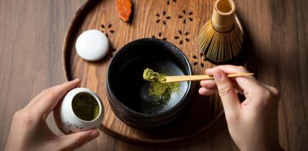 Una persona preparando un Té Matcha.