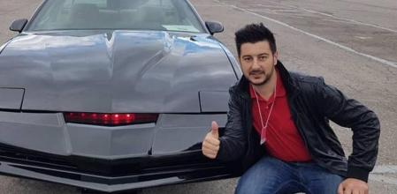 Michael Miralles posa junto al Pontiac Firebird Trans Am que adquirió hace años y ha transformado en una réplica del Coche Fantástico