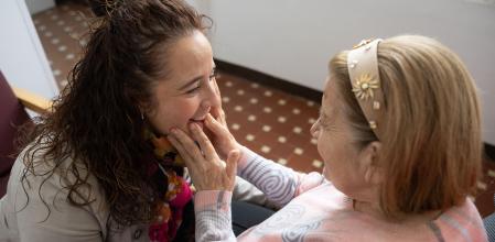 Quienes tienen más de 75 años han crecido y vivido en un contexto donde las relaciones se desarrollaban siempre de manera presencial