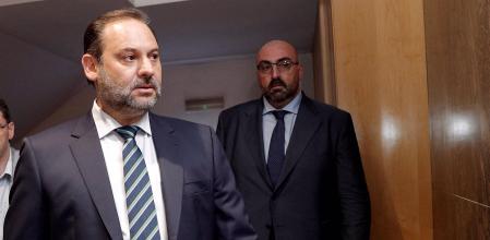 MADRID, 21/02/2024.- Fotografía de archivo, tomada el 05/08/2019, de Koldo García (d) junto al entonces ministro de Fomento, José Luis Ábalos (i). Koldo García es uno de los cinco detenidos en una operación por el presunto cobro de comisiones por la compra de mascarillas que comparecerán a partir de las 9:00 del jueves ante magistrado Ismael Moreno, instructor de la causa. EFE/Archivo/Manuel Bruque