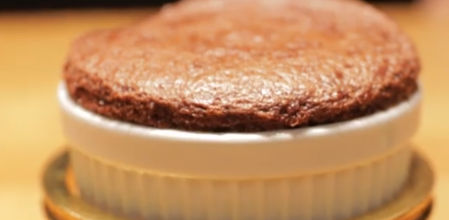 Soufflé de chocolate, del restaurante Amar (Barcelona)