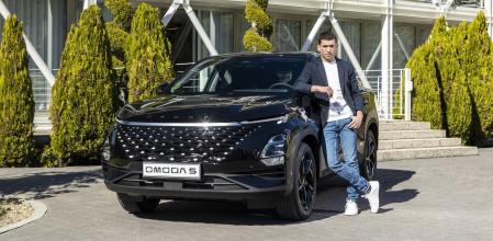 El actor Jaime Lorente (Denver en “La casa de papel”) es embajador de la marca y posa junto a un Omoda 5