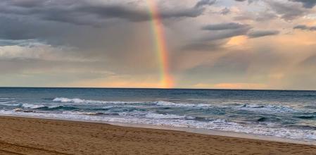 Arco iris divisado desde la playa de Gavà Mar.