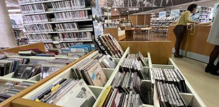 Interior de la biblioteca de Sant Roc en Badalona