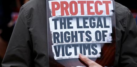 Un partidario de familiares y víctimas del conflicto conocido como 