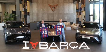 El CEO de Cupra, Wayne Griffiths (derecha), y el presidente del Barça, Joan Laporta, posan en el acto de anuncio de la renovación del acuerdo de patrocinio