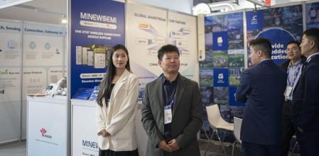 Stand de la marca MinewSemi, una compañía asiática en motivo de la entrevista para Guyana Guardian. Barcelona, 27 de Febrero de 2024