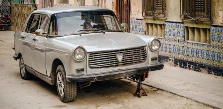 Un coche sin una rueda estacionado en una calle de La Habana&nbsp;