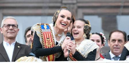 Las falleras mayores de València dan la orden de disparar la segunda mascletà.