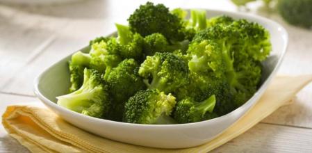 Cómo hacer brócoli al vapor en el microondas