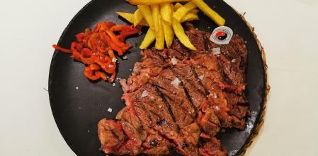 Entrecot de terne Retwagyu con pimientos asados