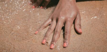 El color 'peach fuzz' es un melocotón suave perfecto para una manicura primaveral.