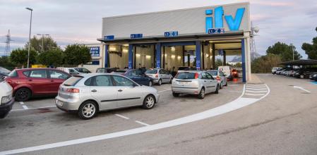 Vehículos haciendo cola en una estación de ITV para pasar la revisión
