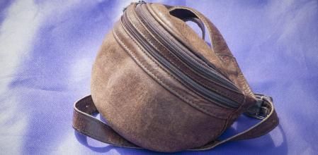 Una riñonera de cuero.