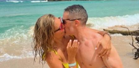 Alba Carrillo se besa con su pareja