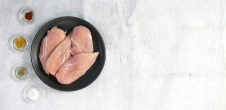 El corte de las pechugas contribuirá a que la salsa se distribuya mejor y el plato quede más jugoso.