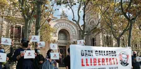 Manifestantes muestran apoyo a Daniel Gallardo delante del TSJC