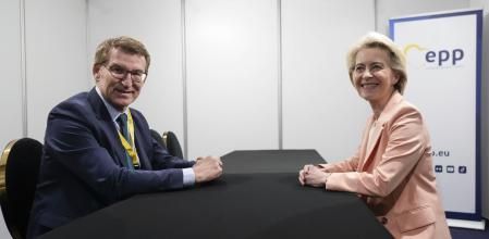 BUCAREST, 06/03/2024.- Imagen facilitada por el PP de la reunión que el líder del PP, Alberto Núñez Feijóo (i), ha mantenido con la presidenta de la Comisión Europea, Ursula von der Leyen en el marco del Congreso del Partido Popular Europeo. EFE/Partido Popular *****SOLO USO EDITORIAL/SOLO DISPONIBLE PARA ILUSTRAR LA NOTICIA QUE ACOMPAÑA (CRÉDITO OBLIGATORIO) *****