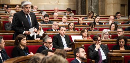 FOTO MARTÍ GELABERT / SHOOTING 06/03/2024 SESION DE CONTROL EN EL PARLAMENT DE CATALUNYA. EL DIPUTADO ALBERT BATET, DE JUNTS PER CATALUNYA, PREGUNTA AL PRESIDENT DE LA GENERALITAT, PERE ARAGONES