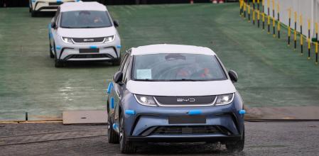 Coches de la marca china BYD llegan al puerto alemán de Bremerhaven, a finales de febrero