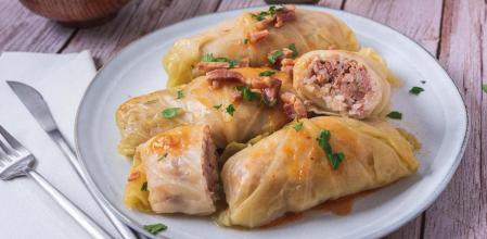 Prueba esta sabrosa receta de golabki, la versión polaca de los rollitos primavera