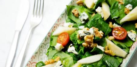 Prepara esta original ensalada de espinacas con roquefort y pera