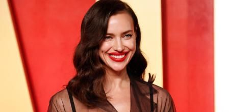 Irina Shayk en la alfombra roja de la fiesta de Vanity Fair