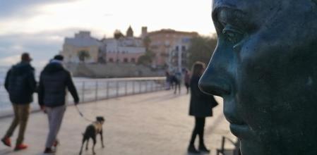 Cris, observando el mar desde la playa de Sant Sebastià de Sitges.
