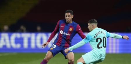 BARCELONA, 08/03/2024.- El delantero brasileño del FC Barcelona Vitor Roque (y) lucha cono el uruguayo Giovanni González, del RCD Mallorca, durante el encuentro correspondiente a la jornada 28 en Primera División que FC Barcelona y RCD Mallorca disputan hoy viernes en el estadio Lluis Companys, en Barcelona. EFE/ Alejandro García