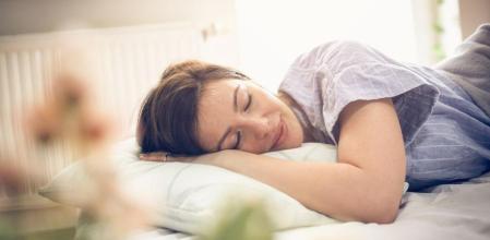 Un estudio revela de qué lado de la cama tienes que dormir para mejorar tu salud