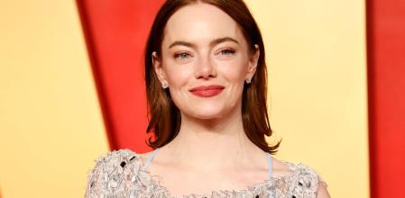 Emma Stone optó por la manicura 'clean nails' para recoger su segundo Oscar