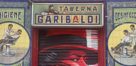 Puerta de entrada del bar de Pablo Iglesias